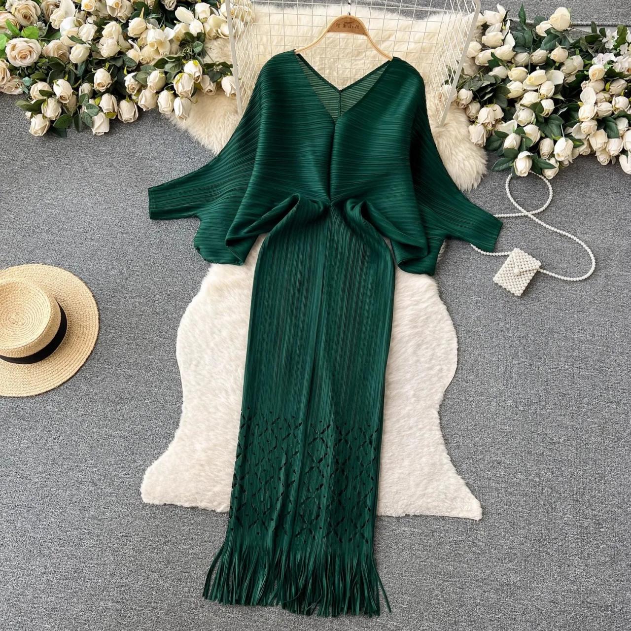 Elegant Green Pleated Kaftan Dress With Tassels